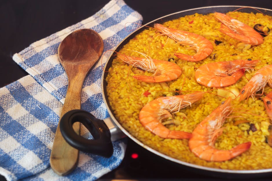 西班牙海鮮飯Paella，番紅花染黃的米飯配上鮮蝦和蛤蜊