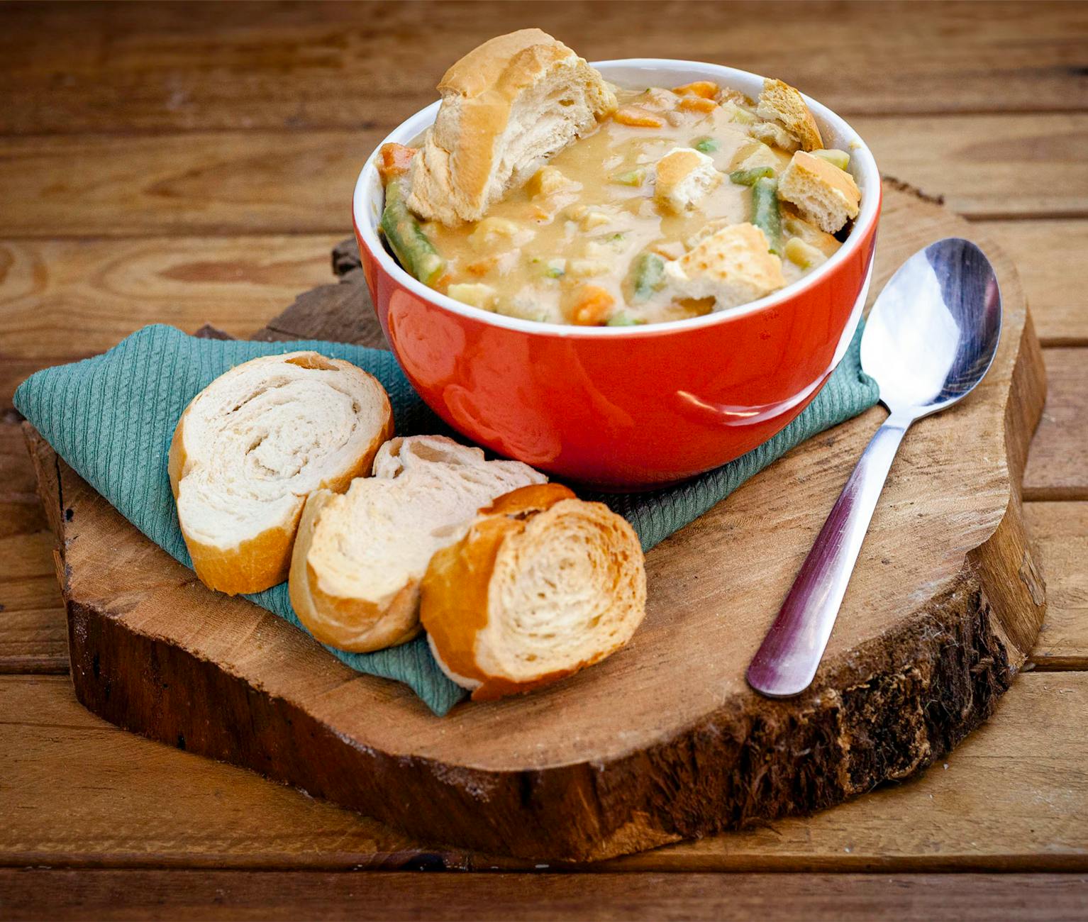 托斯卡尼蔬菜麵包湯 Ribollita：白腰豆、羽衣甘藍與隔夜麵包燉成的義式農家濃湯