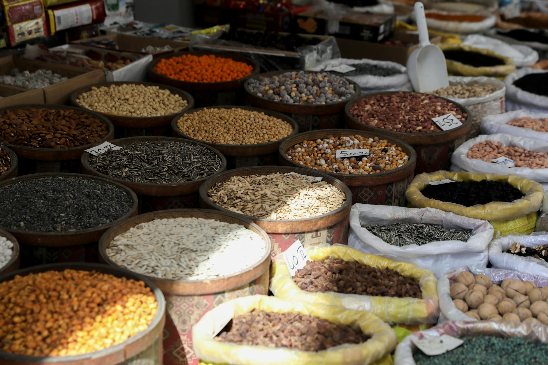 與掉髮和指甲健康相關的食物，包含豬肝、雞蛋、南瓜籽